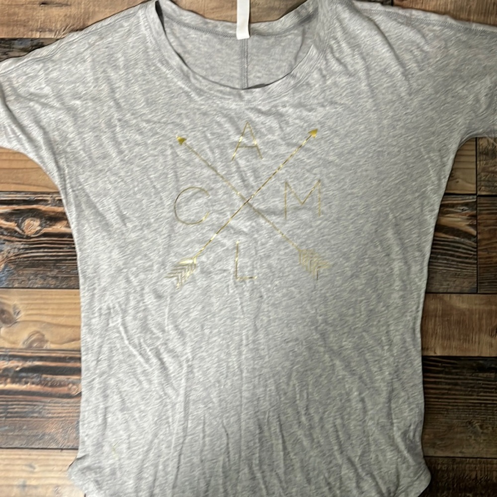 NWT Graphic t shirt gray & gold